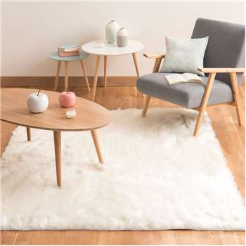 OUMKA faux fur rug in white (140 x 200cm)